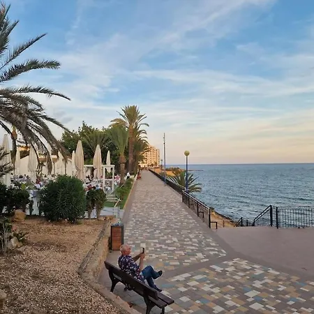 Lejlighed Espana - Punta Prima Orihuela Costa - Large For 6-people 85m2 And Terrace 40m2 Air Conditioning Wi-fi Living Kitchen 2 Bedrooms 2 Bathrooms 3 Swimming Pools Parking Security To The Sea 200m Only 40 Min To The Airport